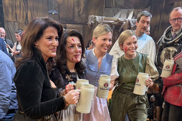 Salvator-Probe 2026 - Michaela Kaniber und ihre Darstellerin, Judith Todt, Katharina Schulze und ihre Darstellerin Sina Rei&szlig;, im Hintergrund S&ouml;der Darsteller Thomas Unger und Friedrich Merz Darsteller David Zimmerschied nach dem Singspiel auf dem Nockherberg am 04.03.2026 (&copy;Foto: Martin Schmitz)  